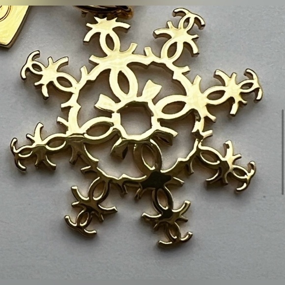 CHANEL❄️Gold Snowflake Charm ❄️AUTHENTIC❄️Limited Edition❄️New❄️ - Picture 3 of 7